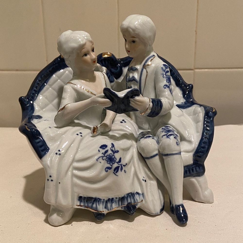 🩷Vintage Porcelain Figurine Couple in Cobalt Blue & White